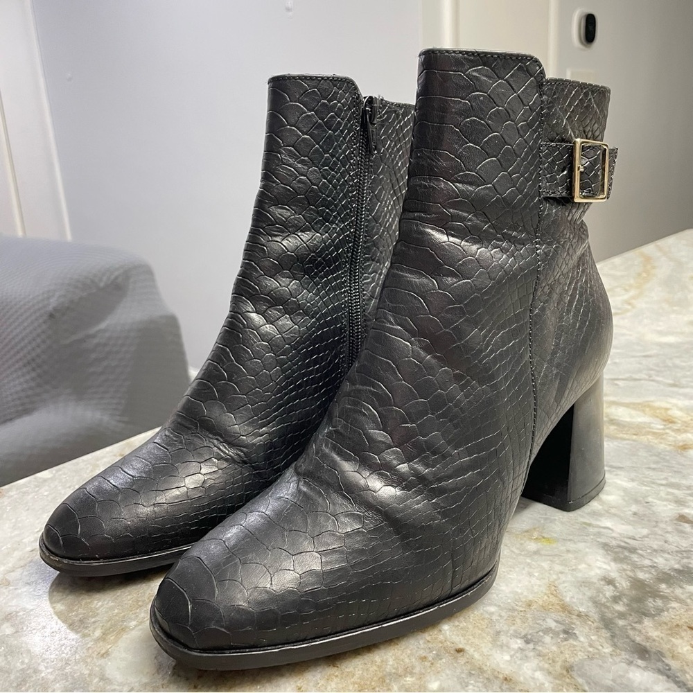 ANTONIO DE FARIA BLACK GENUINE LEATHER CROC EMBOSSED CHUNKY HEEL BOOTIES 7.5